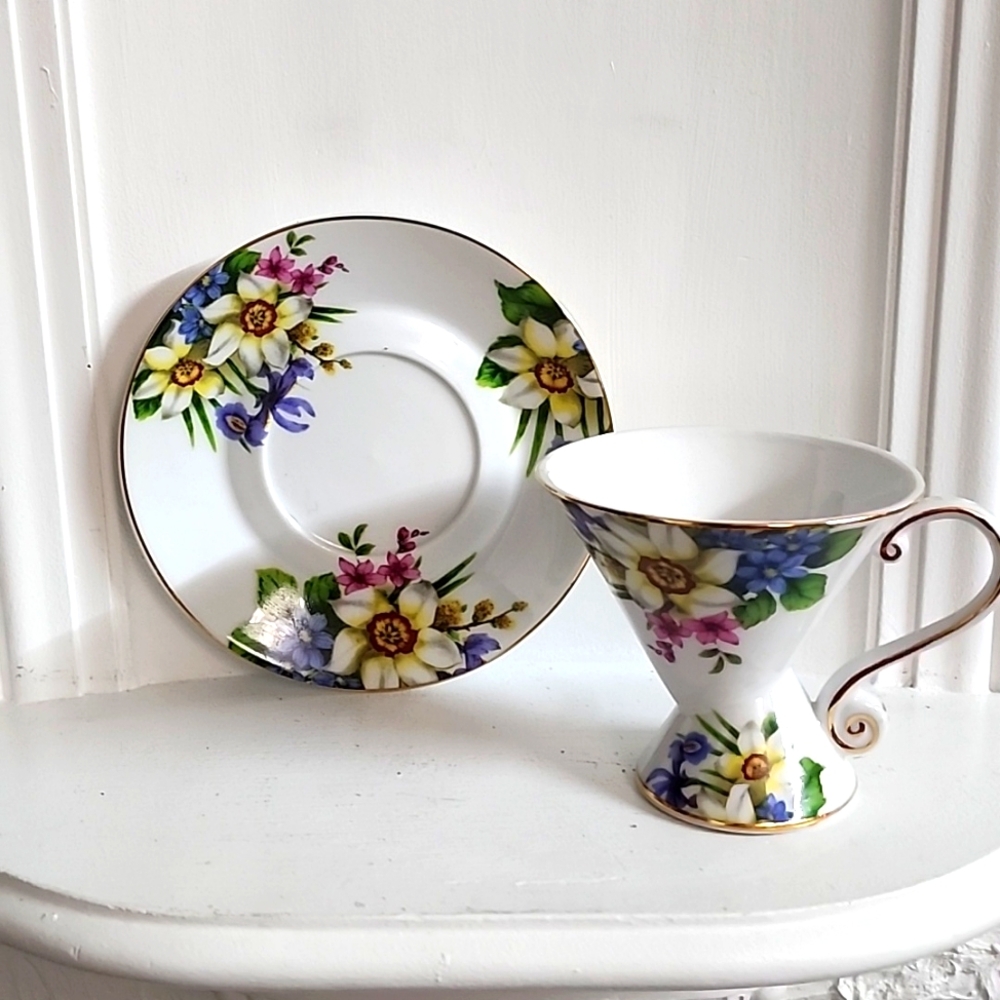 Beautiful Casa Elite home collection cup and saucer excellent condition